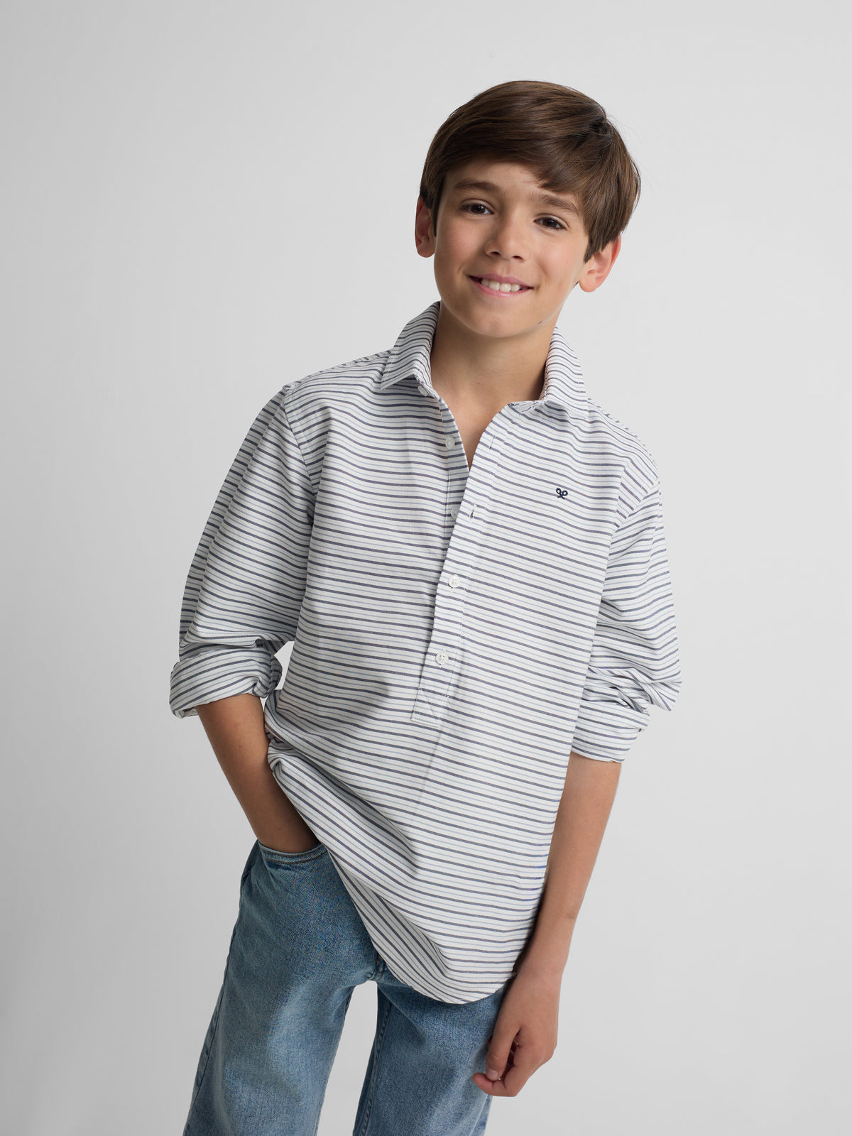 Camisa desportiva criança oxford risca creme azul-marinho