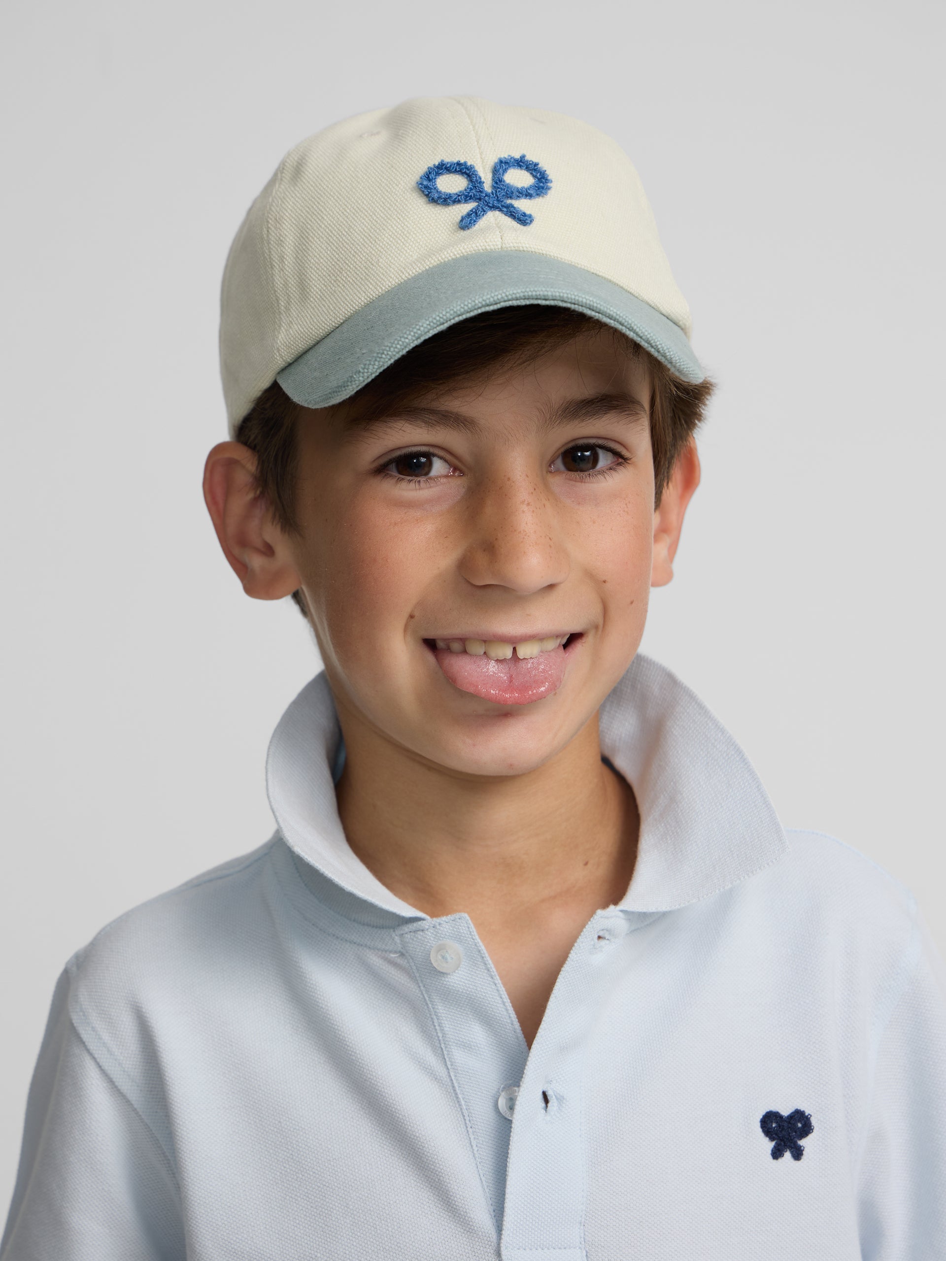Polo criança liso com logótipo em felpo azul claro