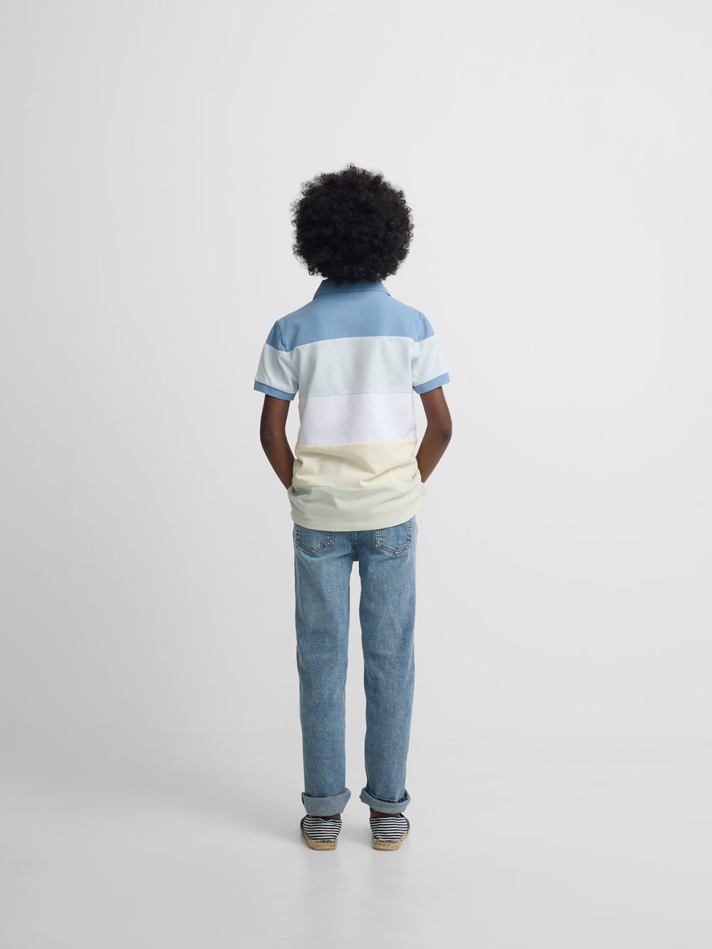 Polo enfant à larges rayures multicolores bleues