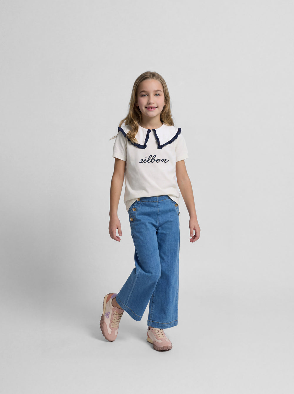 Girl's white short-sleeve T-shirt with Peter Pan collar