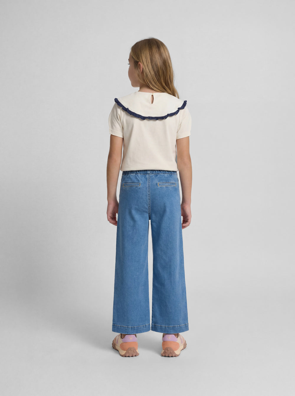 Girl's white short-sleeve T-shirt with Peter Pan collar
