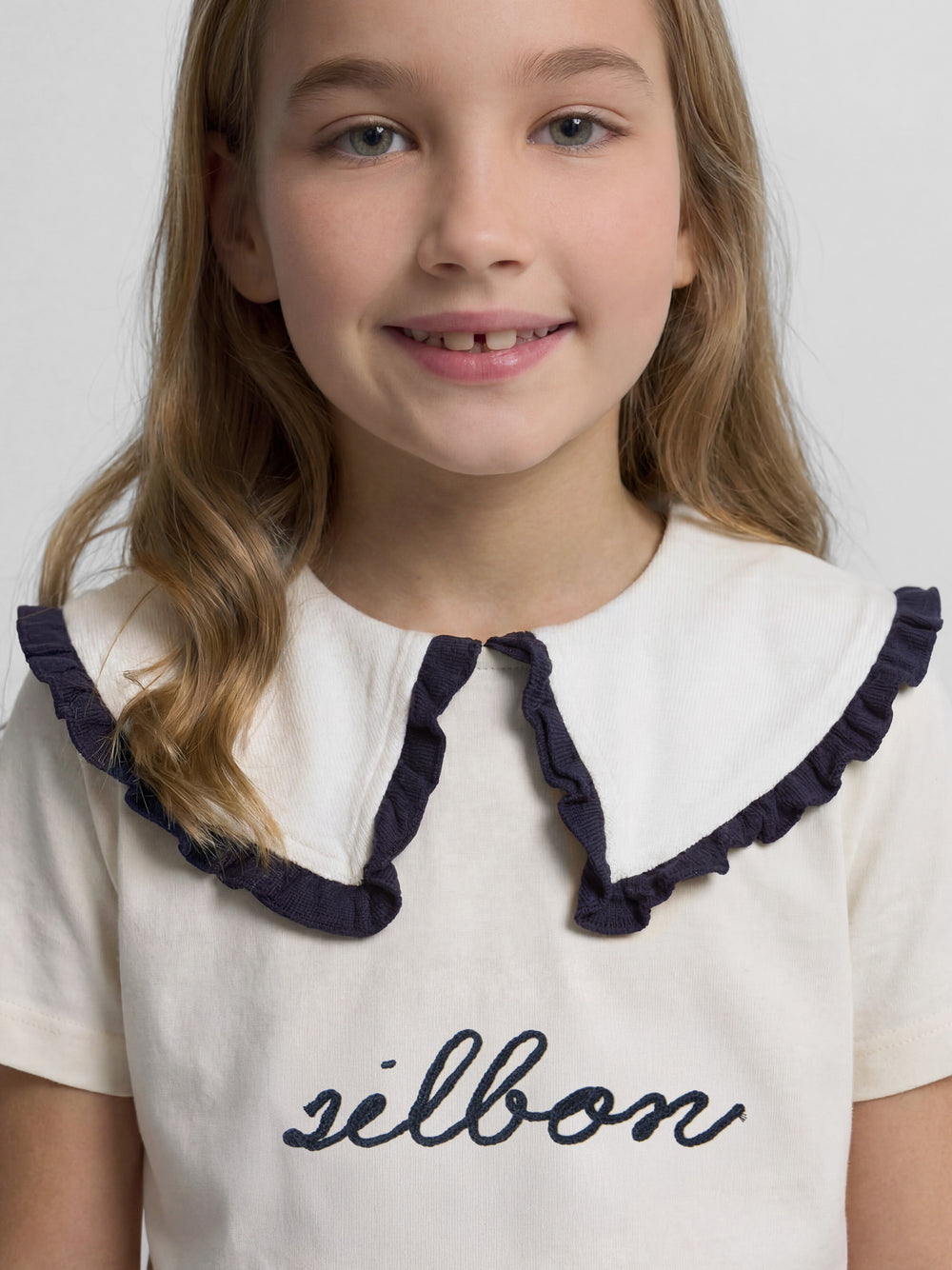Girl's white short-sleeve T-shirt with Peter Pan collar