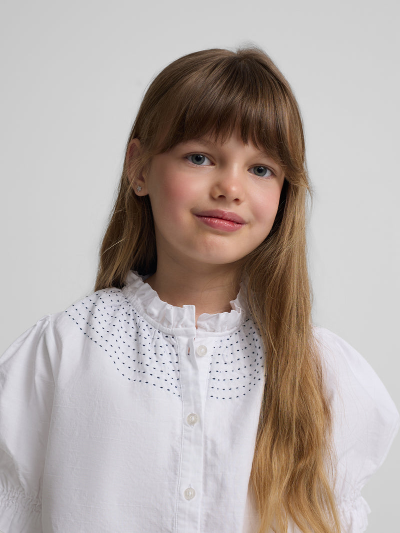 Camisa de menina franzida em linho branco