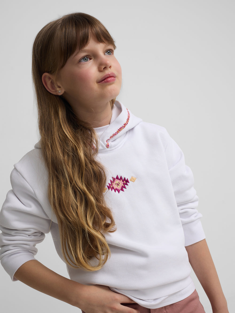 Sweatshirt girl capuz raquete étnica branca
