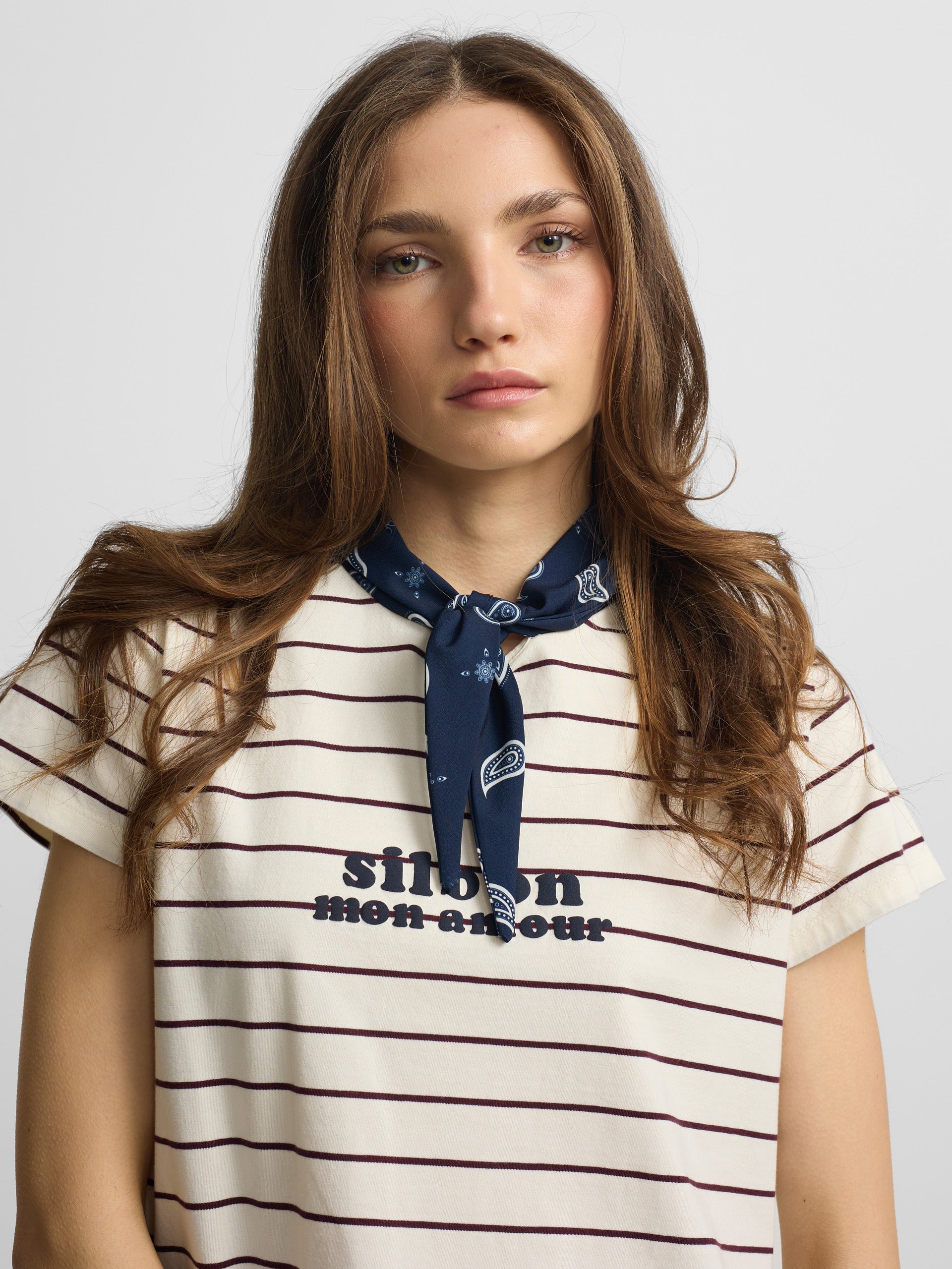 Women's T-shirt with purple bandana silbon appliqué