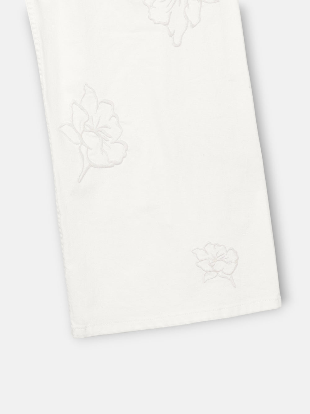 Calças bordadas com flores cru