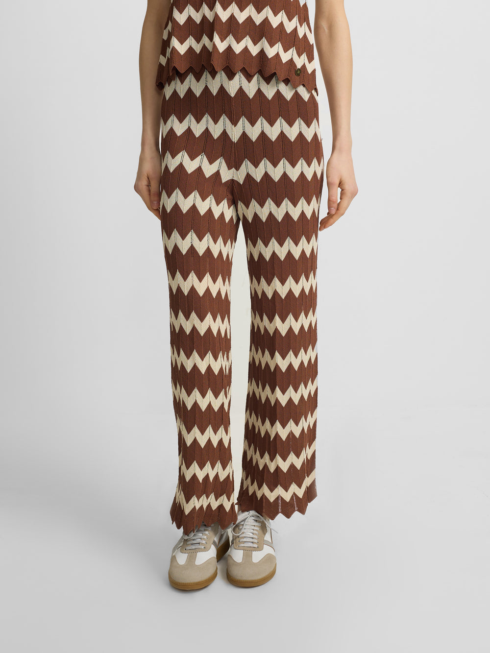 Pantalon punto espiga marrones