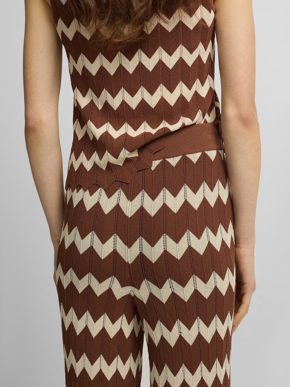 Pantalon punto espiga marrones