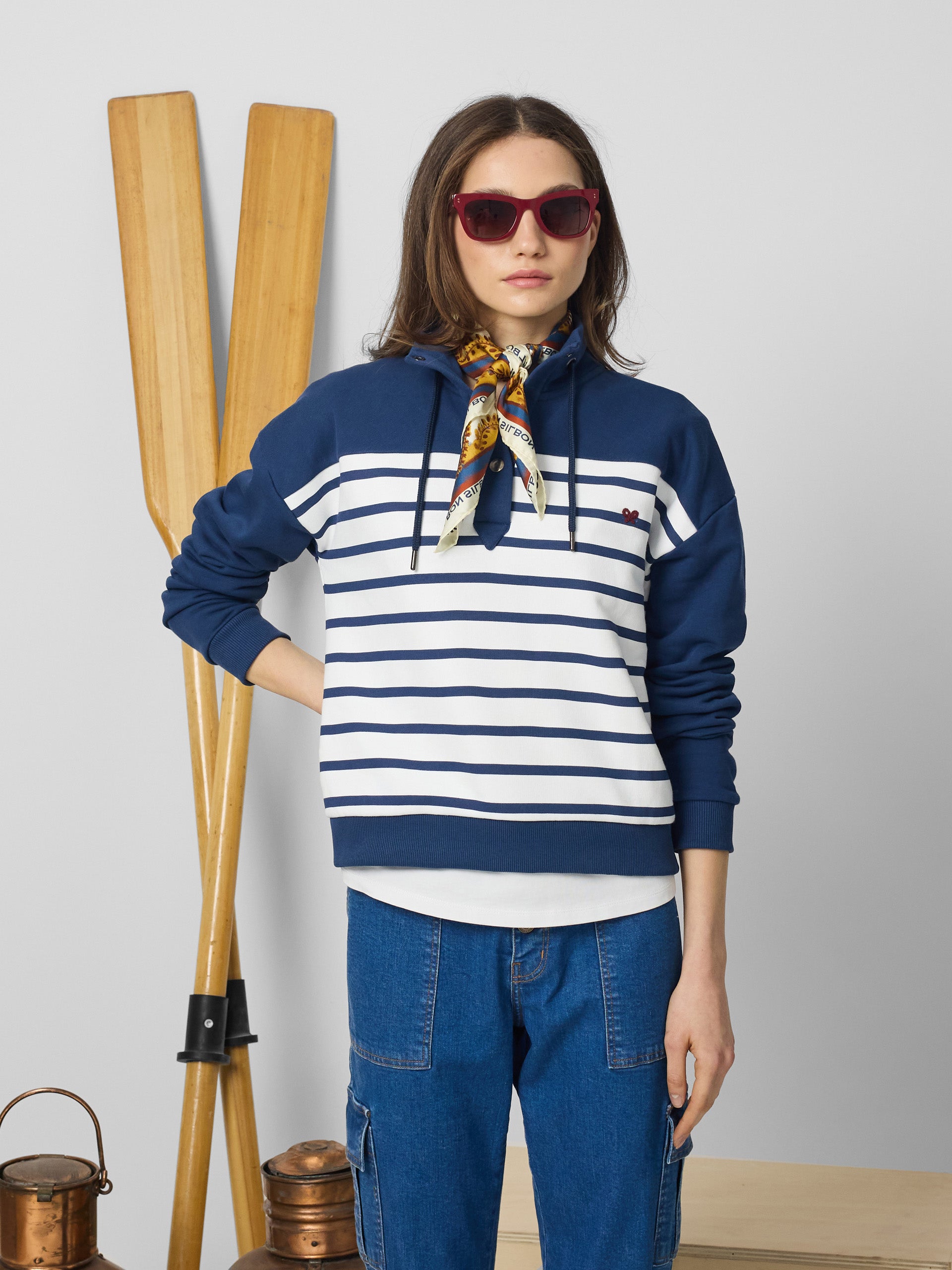 Sweatshirt mulher gola com botões riscas azuis