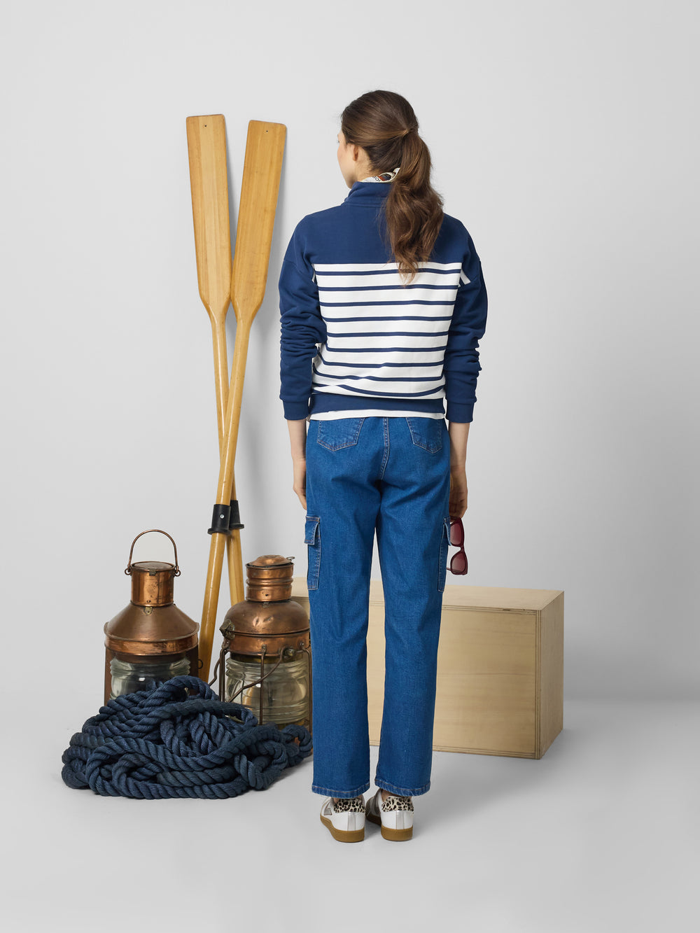 Sweat-shirt pour femme à col boutonné et rayures bleues