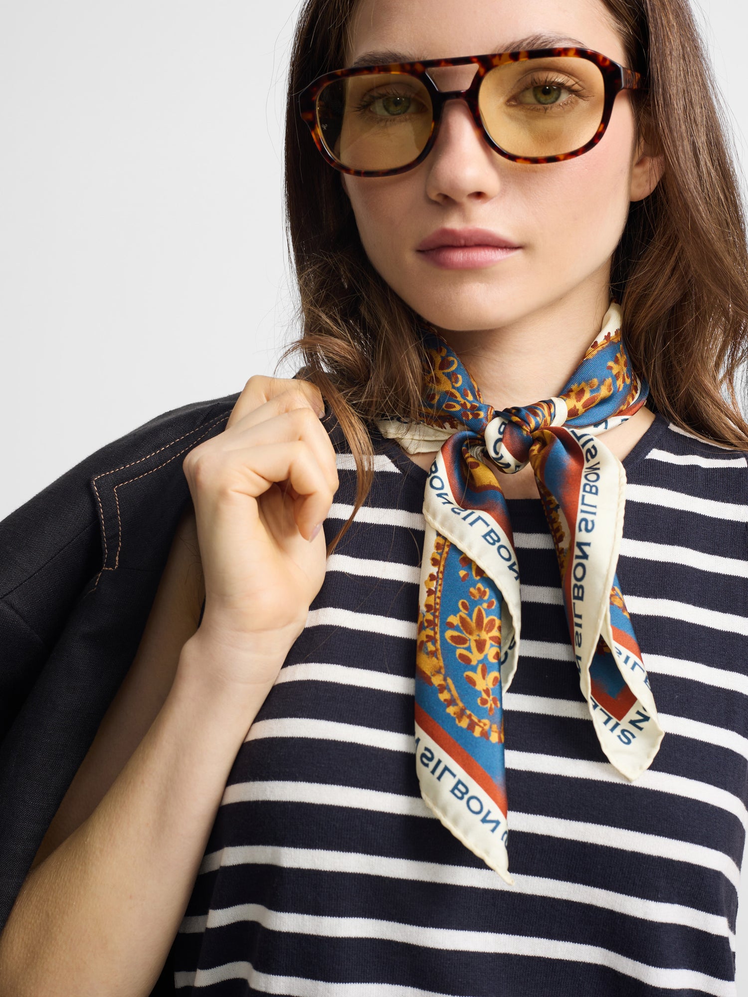 Pañuelo estampado crudo y azul marino