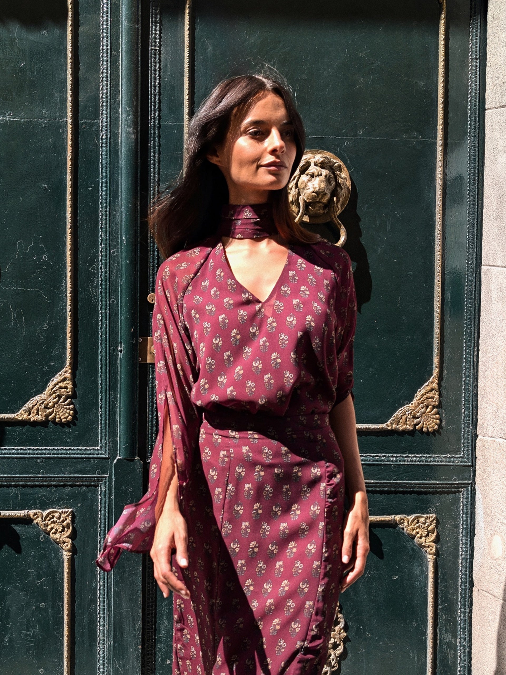 Blusa cuello estampado motivos burdeos