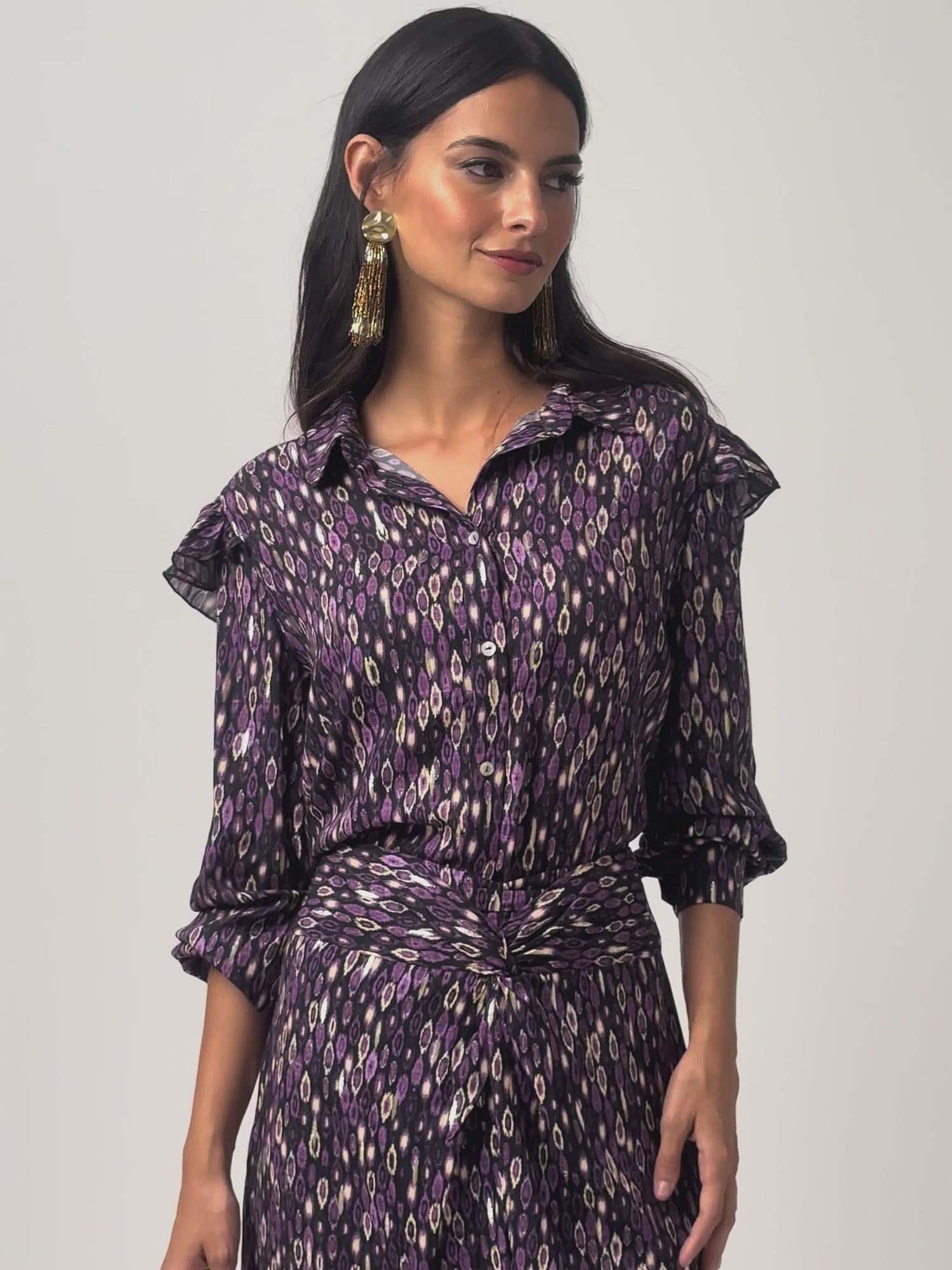 Camisa volantes hombro estampado ikat morados