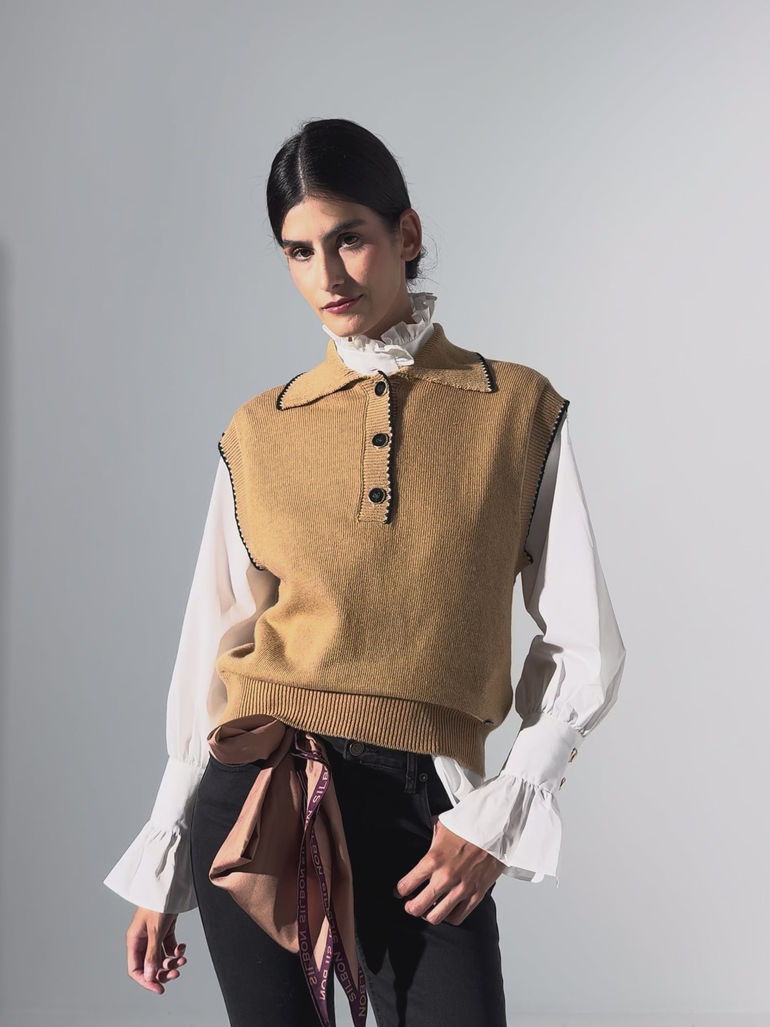 Chaleco detalles pespuntes camel